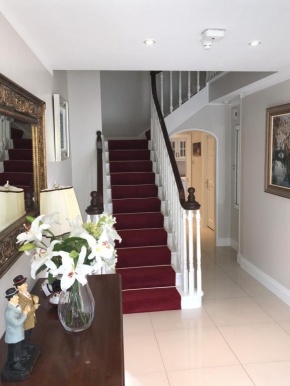No 4 Fair Hill House-Entire private spacious luxury home - 4 Bedrooms all en-suite with power showers -Full Kitchen, 2 Living Rooms - Great Location - shops and restaurants 3 minute walk - Free private parking-fast WiFi - 4 Star Approved